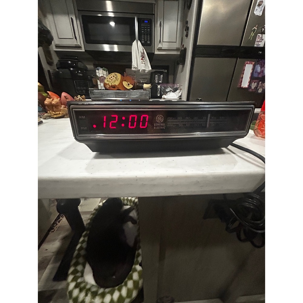 Vintage GE Digital Alarm Clock Radio AM/FM Wood Grain Red LED Display 7-4612B